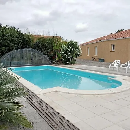 Grand Studio Entierement Privatif Avec Sa Piscine. *