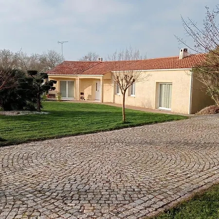 Grand Studio Entierement Privatif Avec Sa Piscine. * Grosbreuil