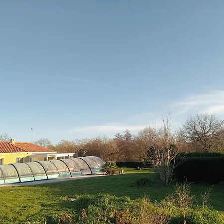 Grand Studio Entierement Privatif Avec Sa Piscine. * Grosbreuil
